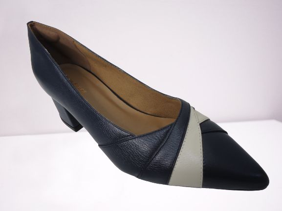 Sapato couro marinho/porcelana, recortes/peças na gáspea, bico fino e salto bloco 4 cms.