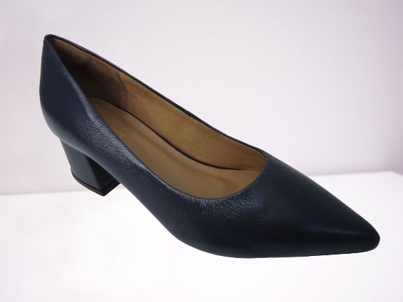 Sapato couro marinho, clássico boca ponto luva, bico fino e salto bloco 4 cms.