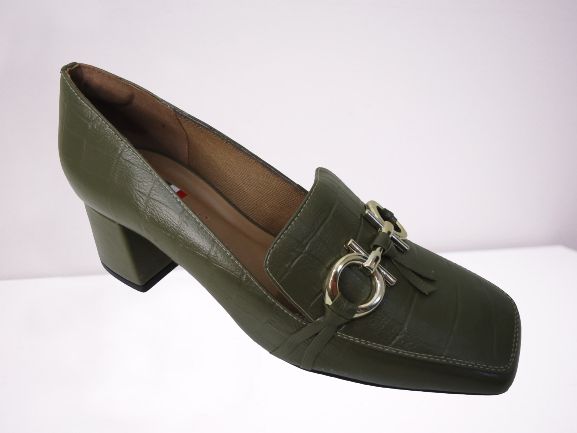Sapato couro, cor militar estampa croco, pala e metal, bico quadrado, salto bloco 4,5 cms.