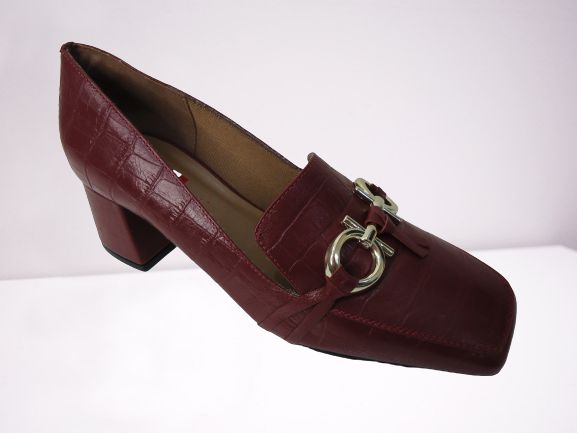 Sapato couro, cor marasca (bordô) estampa croco, pala e metal, bico quadrado, salto couro liso bloco 4,5 cms,