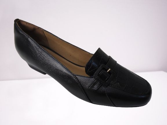 Sapato couro preto, pala croco e fivela encapada, estilo mocassim, salto 2 cms.