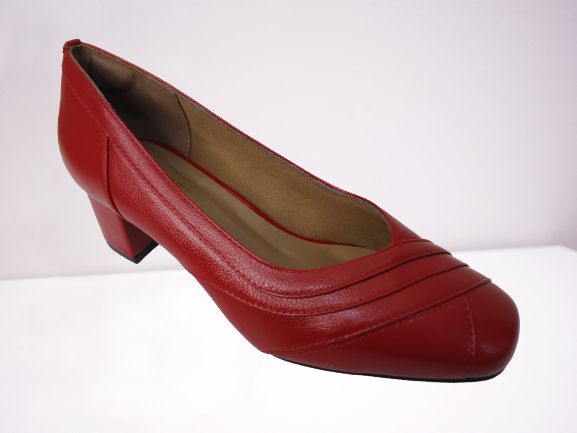 Sapato couro vermelho (scarlet), recortes na gáspea, bico amêndoa e salto bloco 4 cms.