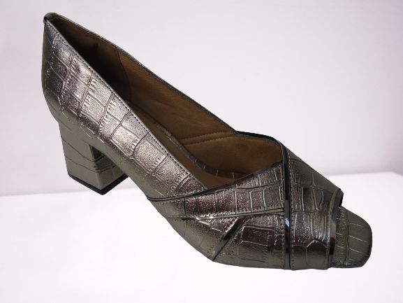 Sapato peep-toe de metalizado croco pewter, sintético, detalhes vivos pewter, salto bloco 4 cms.