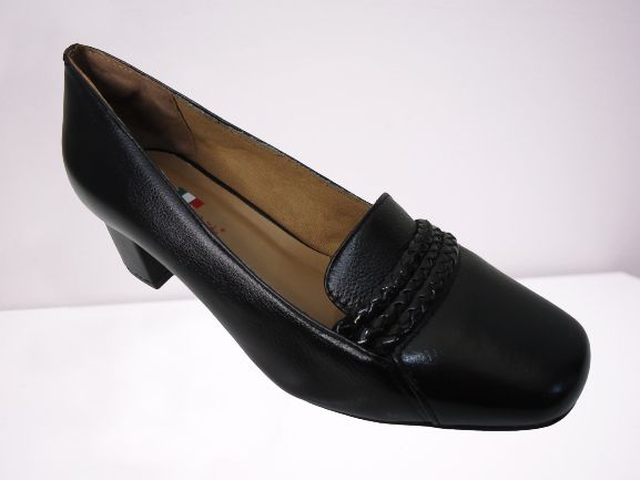 Sapato couro preto, detalhes tranças verniz, bico amêndoa e salto bloco 4 cms.
