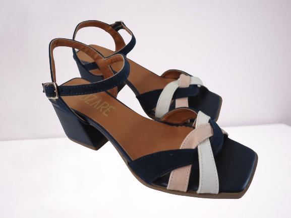 Sandália de couro Azul marinho, detahes marfim e creme, salto bloco 5 cms