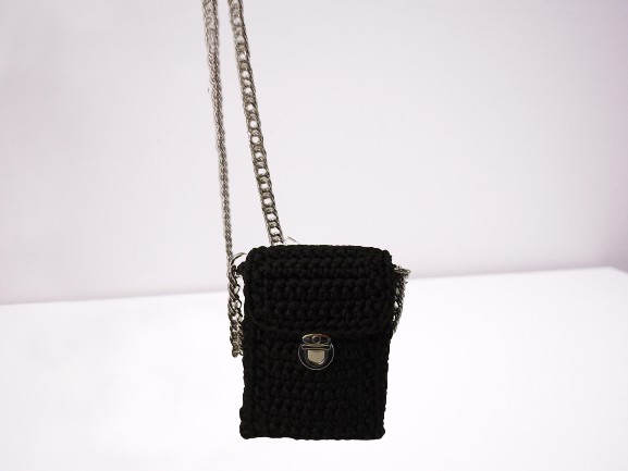 Bolsa crochê preto pequena, corrente e metal prata - Mariotti Calzature -  Calçados e Acessórios