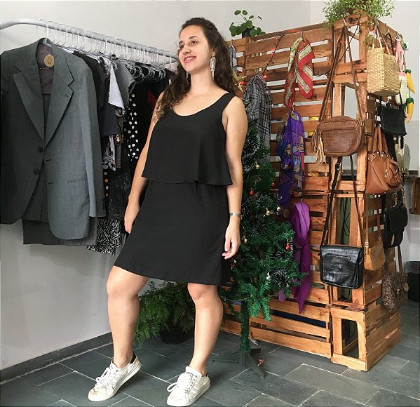 vestido preto babado