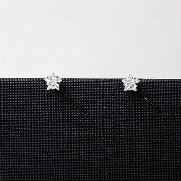 BRINCO PRATA PONTO DE LUZ ESTRELA 4MM CRISTAL