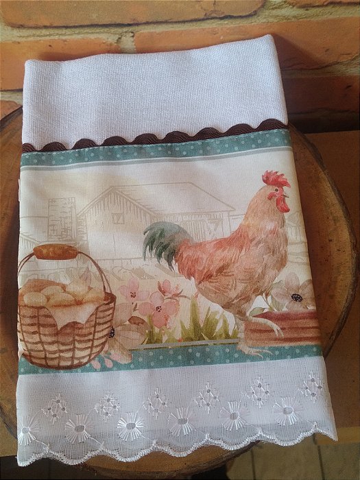 Pano de Prato – Dois Galos Brancos com Cesto de Ovos (detalhes no fundo liso com desenho da fazenda) 66x40cm