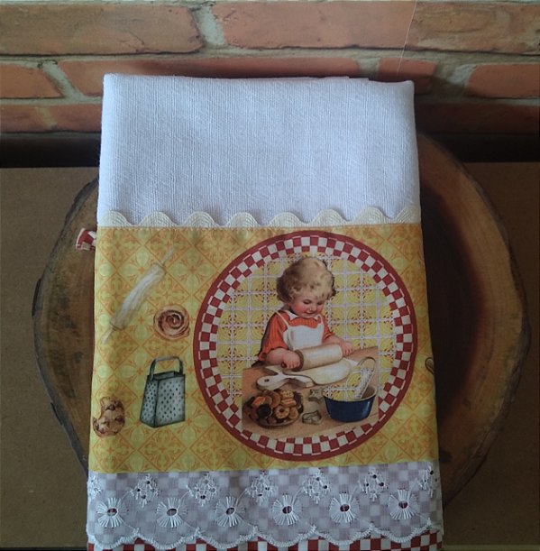 Pano de Prato – Menina Preparando a Massa (quadriculado vermelho com fundo bege) 66x40cm