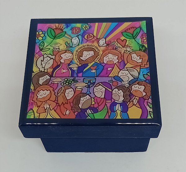 Mini caixa infantil decorada com terço personalizado