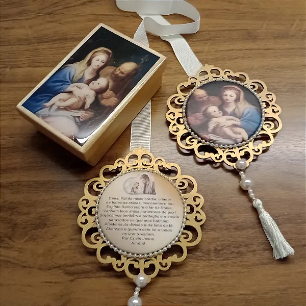 Caixa decorada e medalha da Sagrada Família