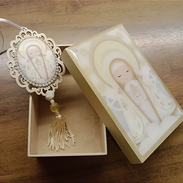 Caixa infantil e medalha de Nossa Senhora