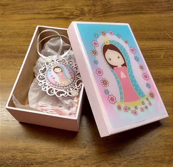 Caixa infantil e medalha de Nossa Senhora