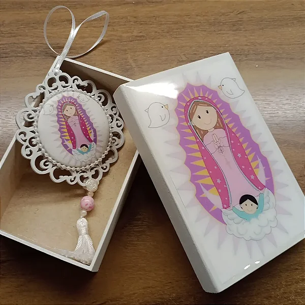 Caixa infantil e medalha de Nossa Senhora