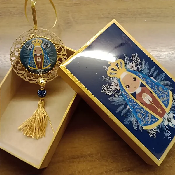 Caixa infantil e medalha de Nossa Senhora