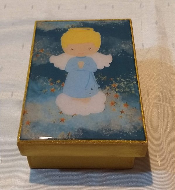Caixa infantil e medalha do Anjo menino