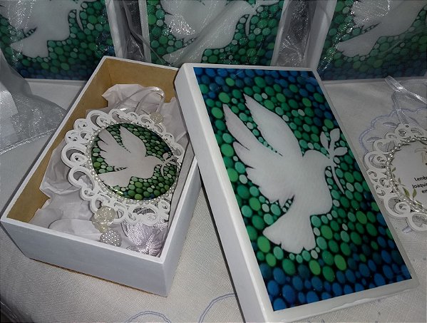 Caixa decorada do Espírito Santo com medalha