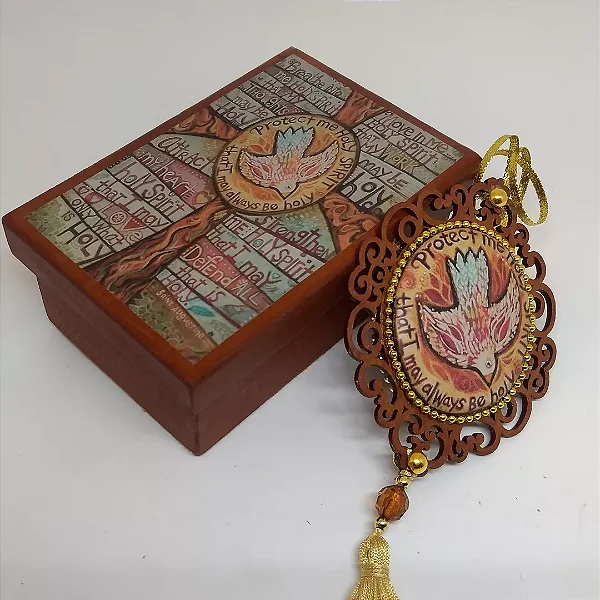 Caixa decorada do Espírito Santo com medalha