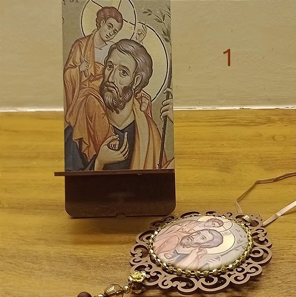 Porta celular e medalha de São José