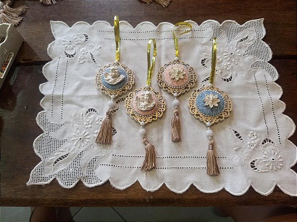 Kit com 10 medalhas Lembrança de Primeira Comunhão ou Batismo com Anjo da Guarda