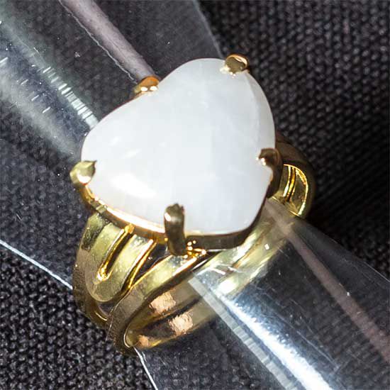 Anel Coração Pedra Quartzo Leitoso Natural Dourado Ajustável