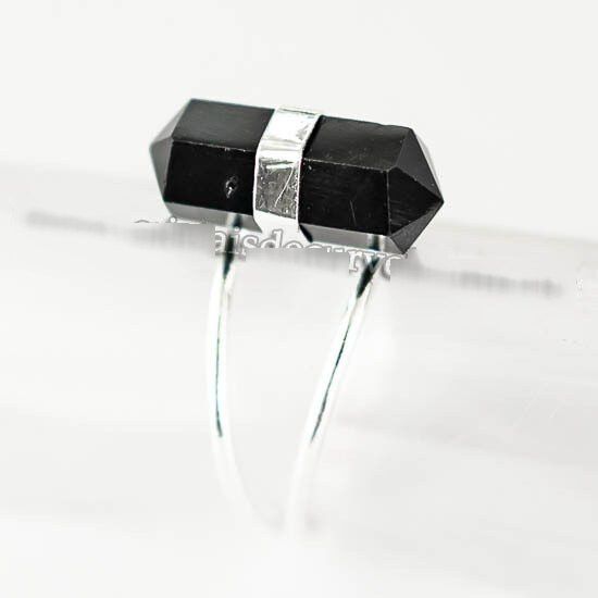 Anel Micro Pontinha Obsidiana Negra Ajustavel Prateado