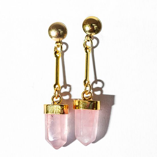 Brinco Pontinha Pedra Quartzo Rosa dependurado Dourada