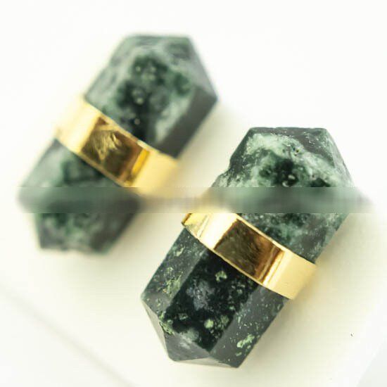 Brinco Micro Bi Ponta Pedra Agata Natural Envolto Dourado