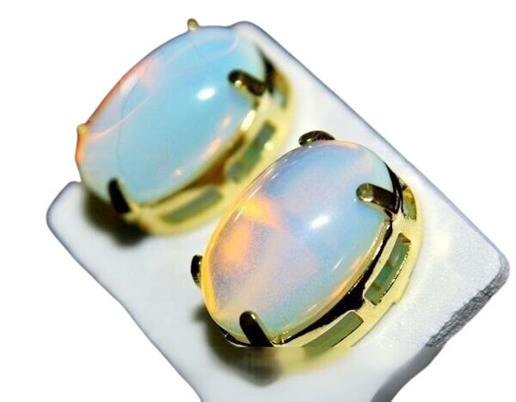 Brinco Topinho Cabochão Baulado Pedra da Lua Opalina Dourado