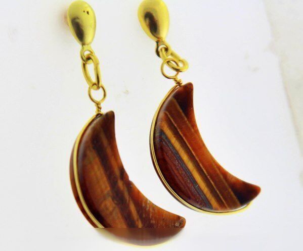 Brinco Meia Lua Pedra Olho de Tigre Ranhurado Dourado