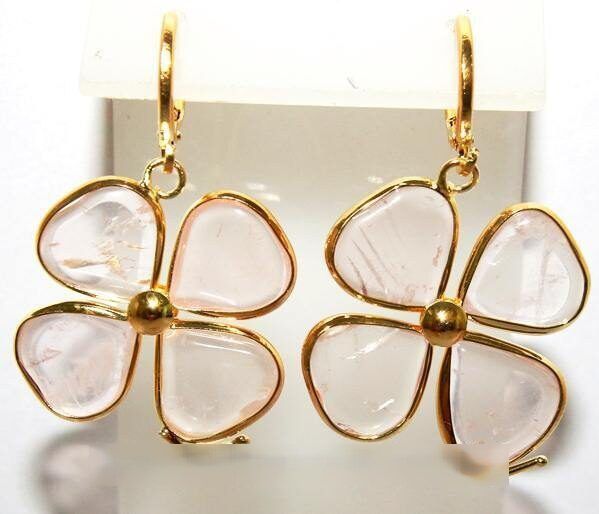 Brinco Trevo Quartzo Rosa Argola com Fecho Dourado