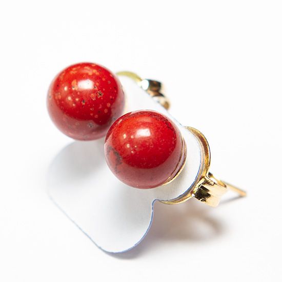 Brinco Bolinha Pedra Jaspe Vermelho Banho Dourado