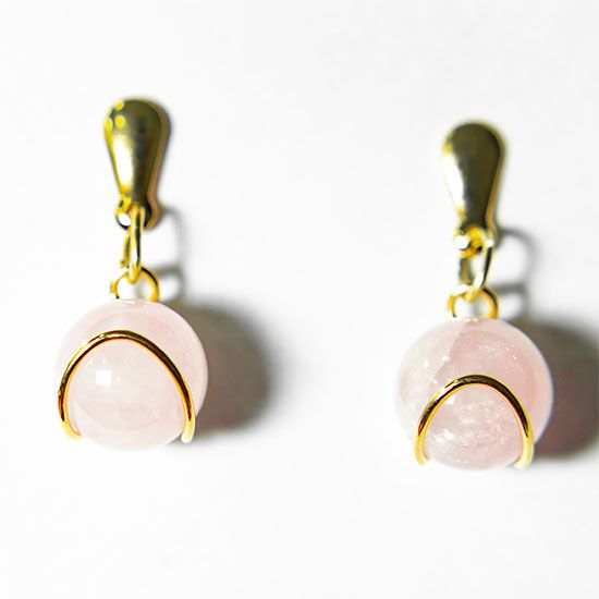 Brinco Bolinha Na Cesta Pedra Quartzo Rosa Tarraxa Dourado