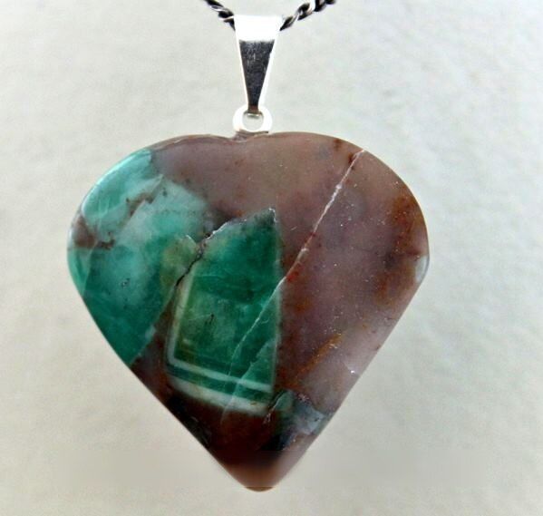 Colar Coração Esmeralda Natural Montagem Prateado