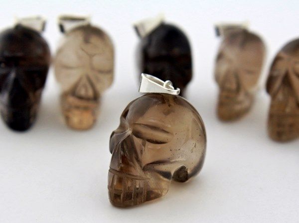 Colar Caveira Pedra Quartzo Fumê Natural Pino Prateado