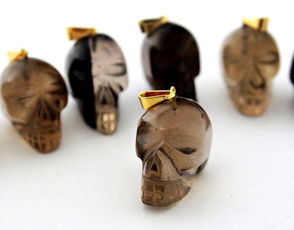 Colar Caveira Pedra Quartzo Fumê Natural Pino Dourado