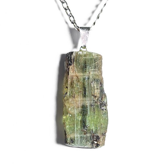 Colar Cianita Verde Canudo Pedra Natural Pino Prateado
