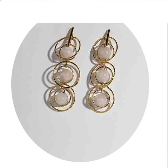 Brinco 3 Esferas em Arcos Quartzo Rosa Pino Tarracha Dourado