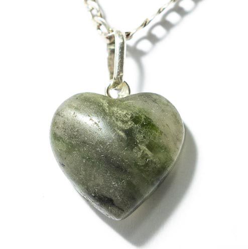 Colar Mini Coração Epidoto no Quartzo 15mm Pino Prata 950