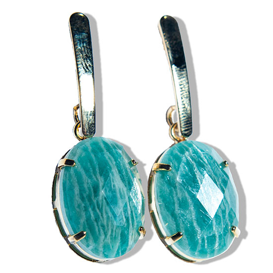 Brinco Amazonita Cabochão Facetado na Garra Dourado Tarraxa