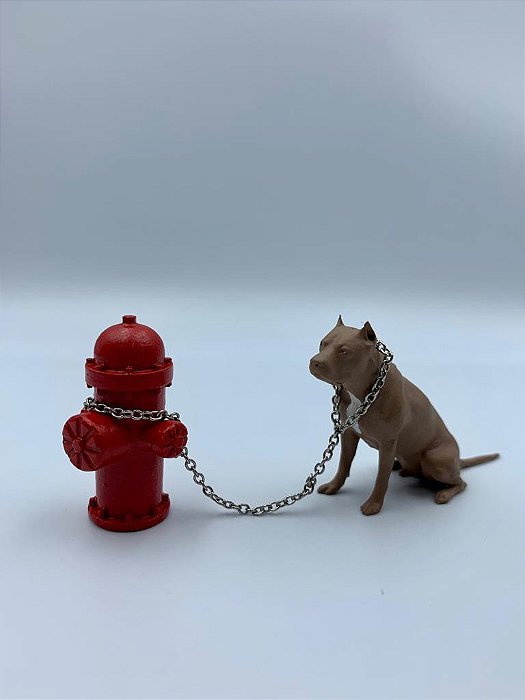 Hidrante com cachorro e corrente