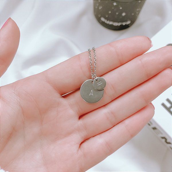 Colar Inicial Medalha M e P