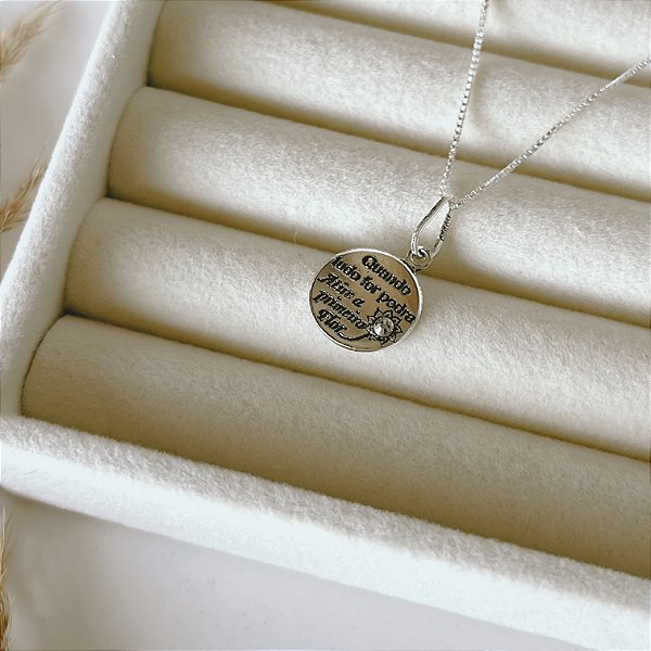 Colar Medalha Quando Tudo For Pedra, Atire a Primeira Flor – Prata 925