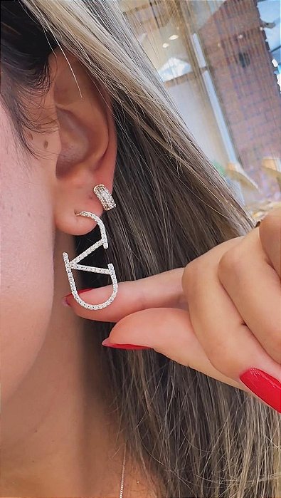 Argola Inspiração Valentino Cravejada Banhada Em Prata