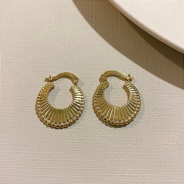 Argola Fina Frisada Banhada em Ouro 18k