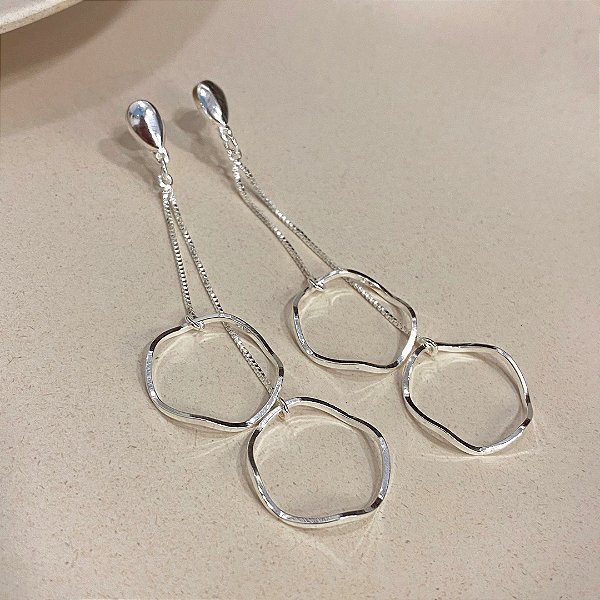 Brinco Longo com Argolas Lisas Banhado em Prata