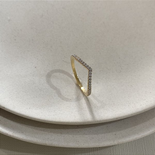 Anel V Minimalista Cravejado Banhado em Ouro
