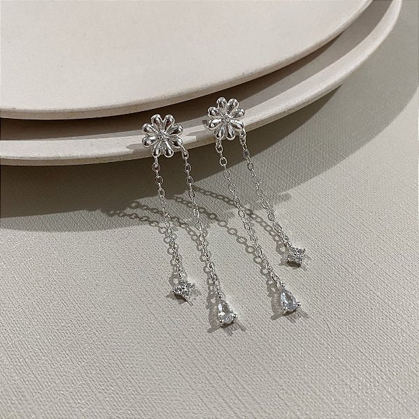 Brinco Minimalista Flor Zircônia Cravejado Banhado em Prata