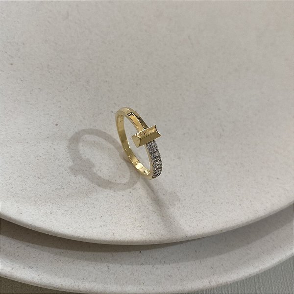 Anel T Inspiração Cravejado Banhado em Ouro